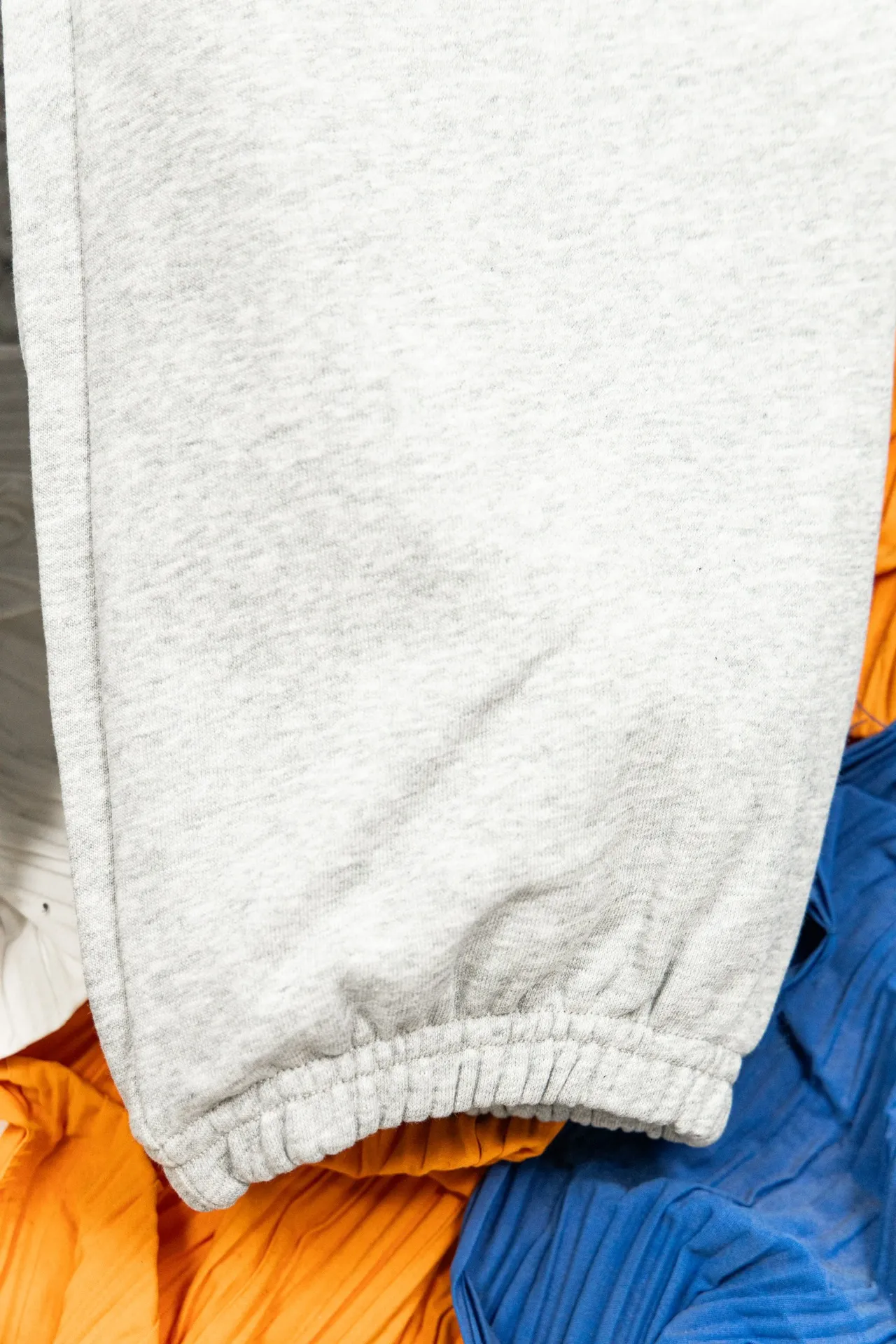 P180 model number: Y060 Ralph Lauren Ralph Lauren suit sweatpants. Pure cotton treated with anti-static technology. No dust, no lint. The elastic waist is used with a drawstring. It is very friendly to the figure. The cotton is comfortable and soft. The upper body is casual and free. Regular beveled double pockets on both sides. The white brand logo on the left leg of the trouser leg collides with the black of the pants. Although it is small, it is quite recognizable. The brand adds a young and fashionable atmosphere to the original sense of luxury. It can be called a cold-proof weapon. A simple base layer is enough to withstand the severe cold and make it more fluffy and warm. Color: gray, navy blue, black. Size: S-XL